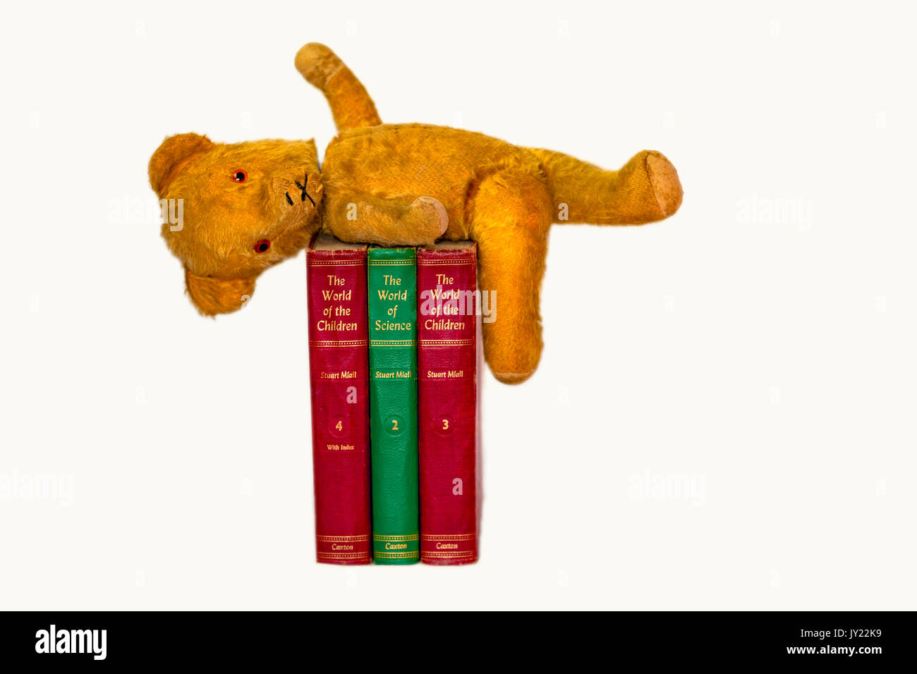Posing Retro Teddybär auf Alte Bücher Stockfoto