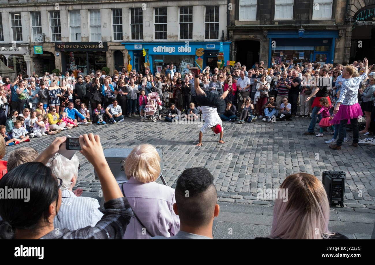 Straßenkünstler auf der Royal Mile in Edinburgh Teil des Edinburgh Festival Fringe, das größte Festival der Welt. Stockfoto