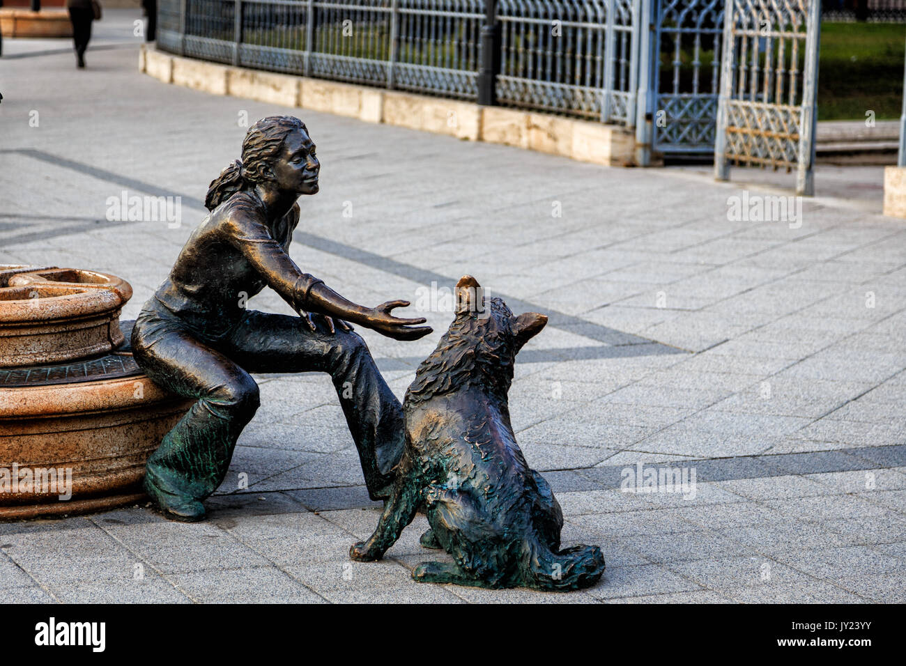 Ein Mädchen mit ihrem Hund Statue in Budapest, Ungarn Stockfoto