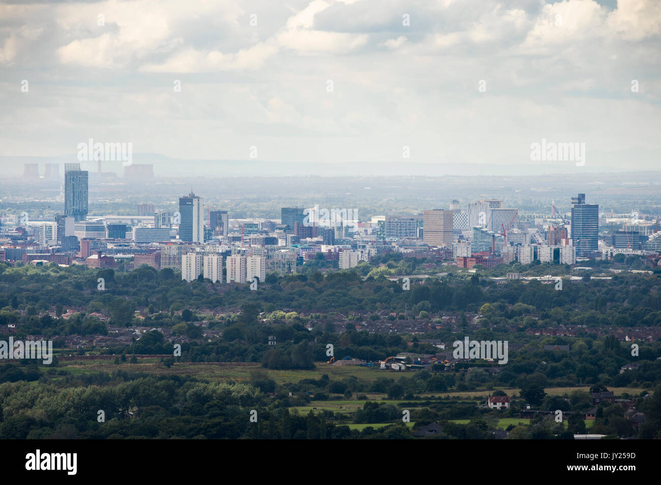 Blick auf das Stadtzentrum von Manchester aus der Sicht der Hartshead Hecht, Mossley, in Saddleworth, Großbritannien Stockfoto