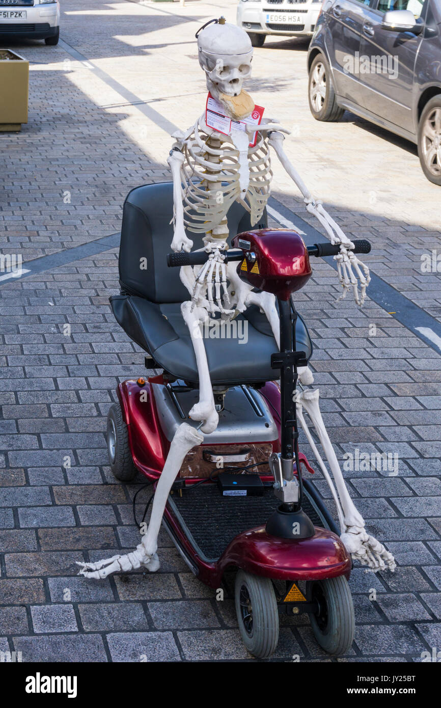 Skelett reiten ein Mobility Scooter in Bromley, South London Stockfoto