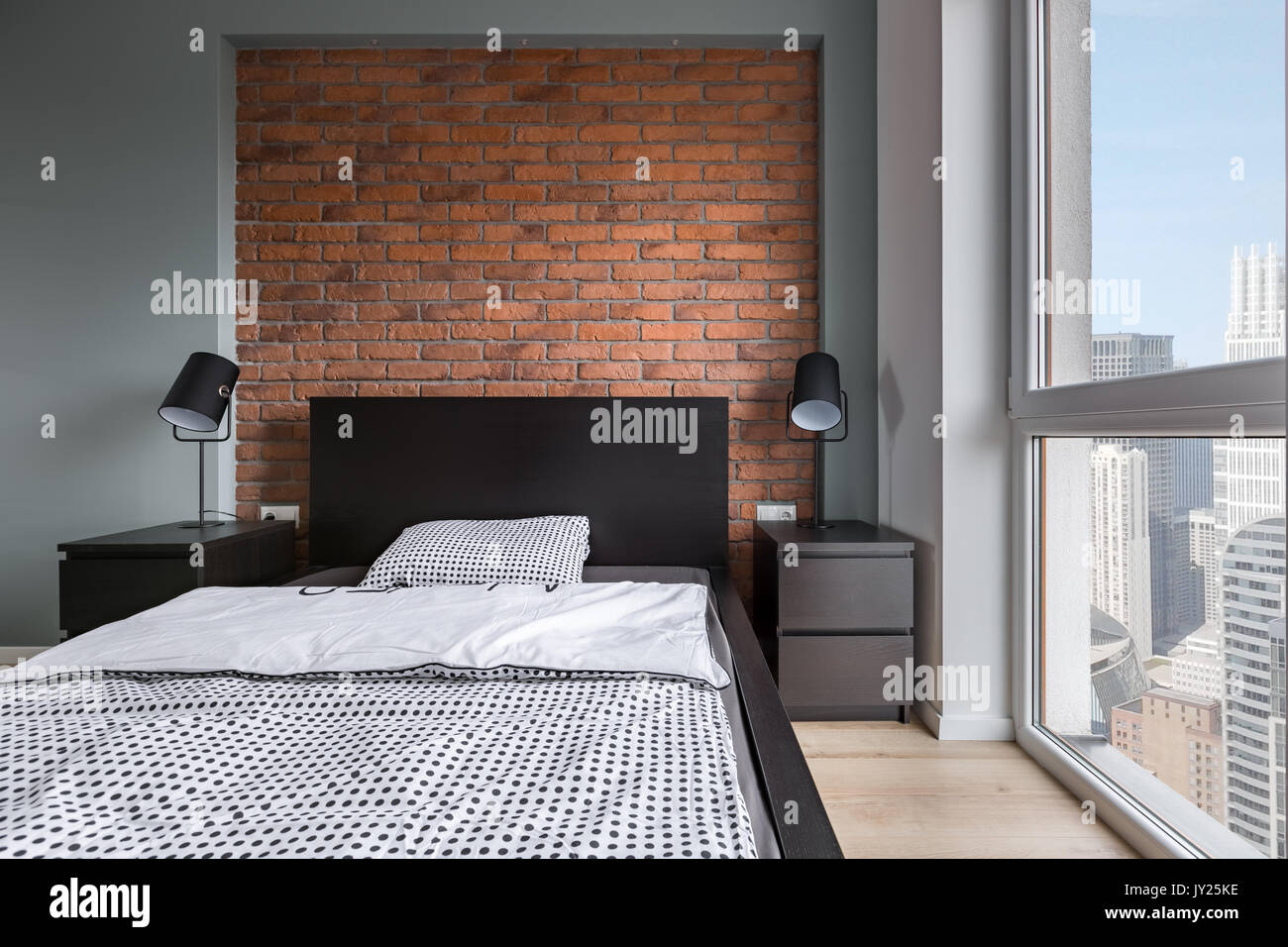Einfache Schlafzimmer mit Doppelbett, Mauer und große Fenster Stockfoto