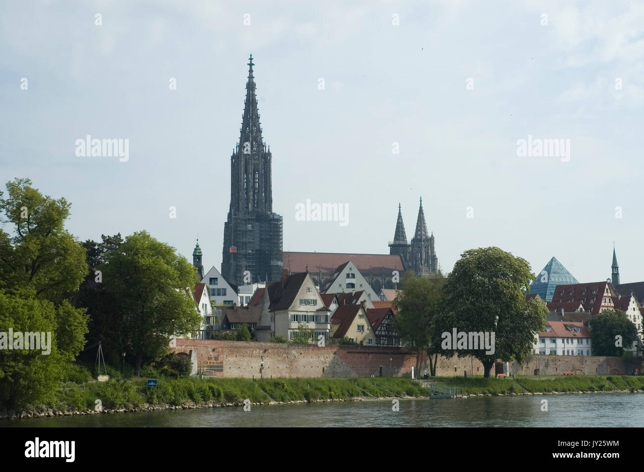 Blick auf die Stadtmauer und das Münster von Ulm, Deutschland Stockfoto