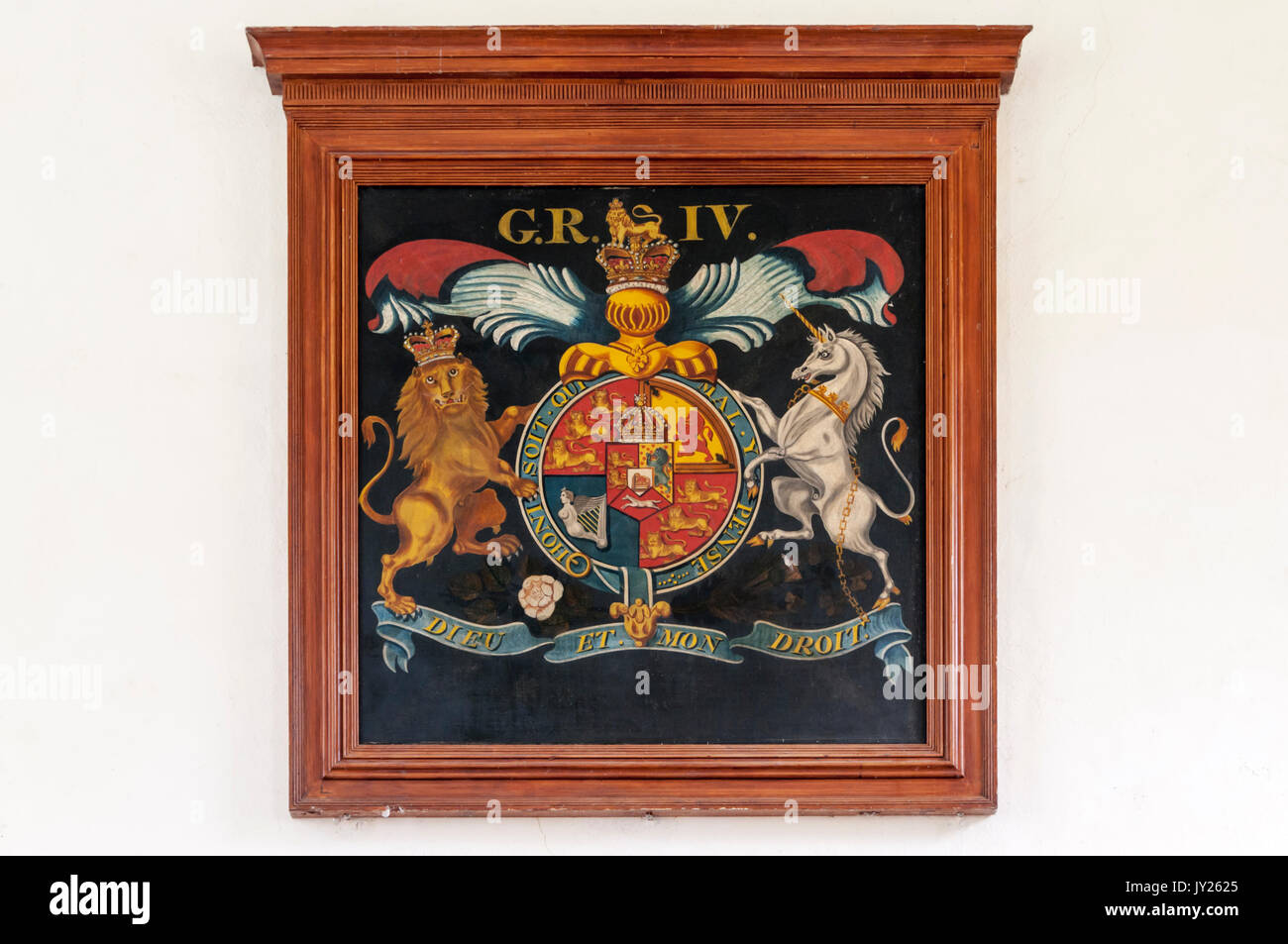 Das königliche Wappen von Georg IV. An der Westmauer der St. Mary's Church, East Guldeford auf Romney Marsh. Stockfoto