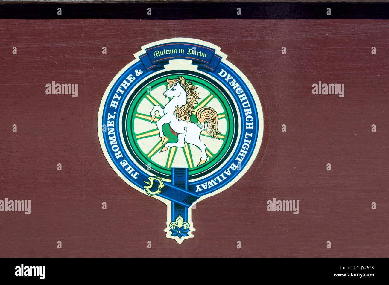 Das Logo der Romney, Hythe & Dymchurch Railway an der Seite eines Zuges. Stockfoto