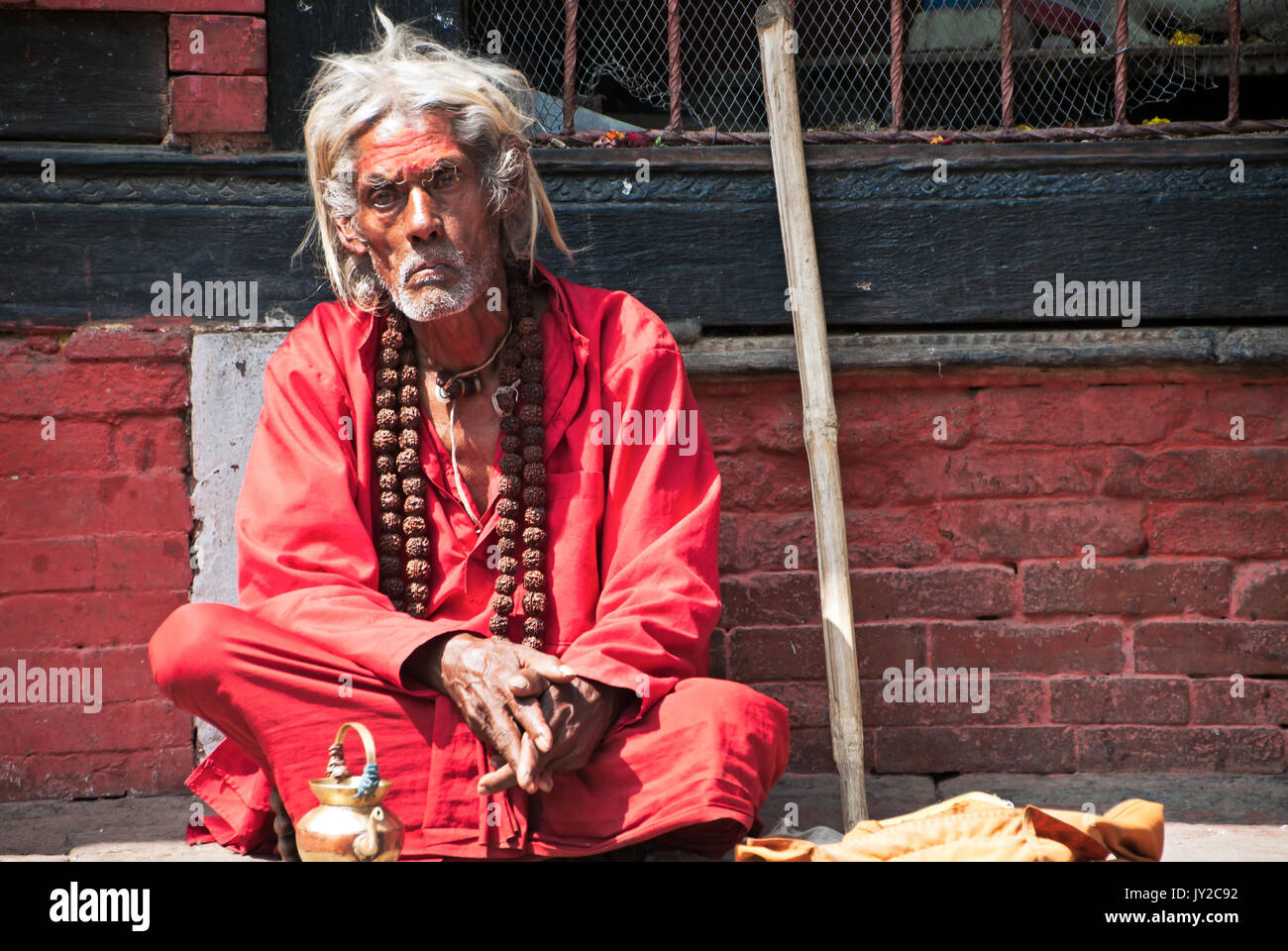 Kathmandu, Nepal - 9. März 2013: Einsame sadhu in Pashupanith Tempel. Ein sadhu ist eine religiöse Asketen, bettelmönch oder eine heilige Person im Hinduismus und Jaini Stockfoto