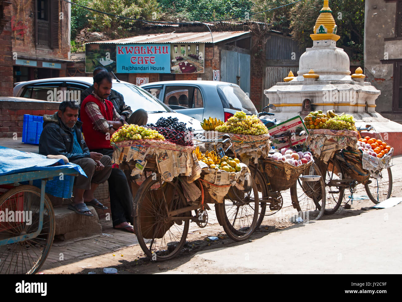 Kathmandu, Nepal - 9. März 2013: Früchte Anbieter mit Fahrrad warten am Strassenrand in Katmandu. Stockfoto