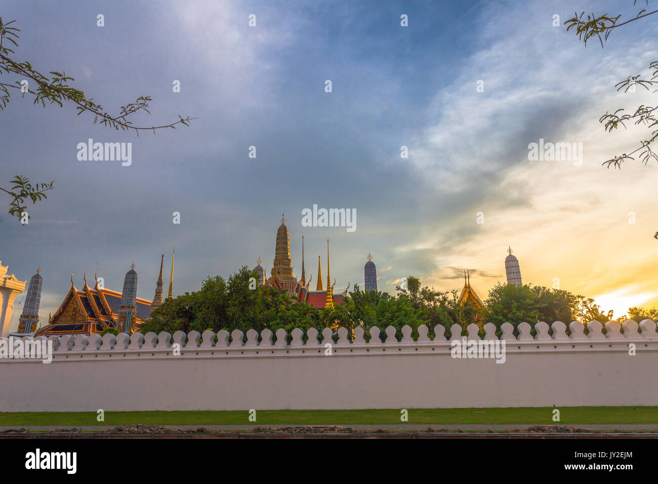 Gelber Himmel über Wat Pha Kaew. Der Tempel des Smaragd Buddha und Grand Palace. Lage der bleibt seine Majestät König Bhumibol Adulyadej Seine Majestät K Stockfoto