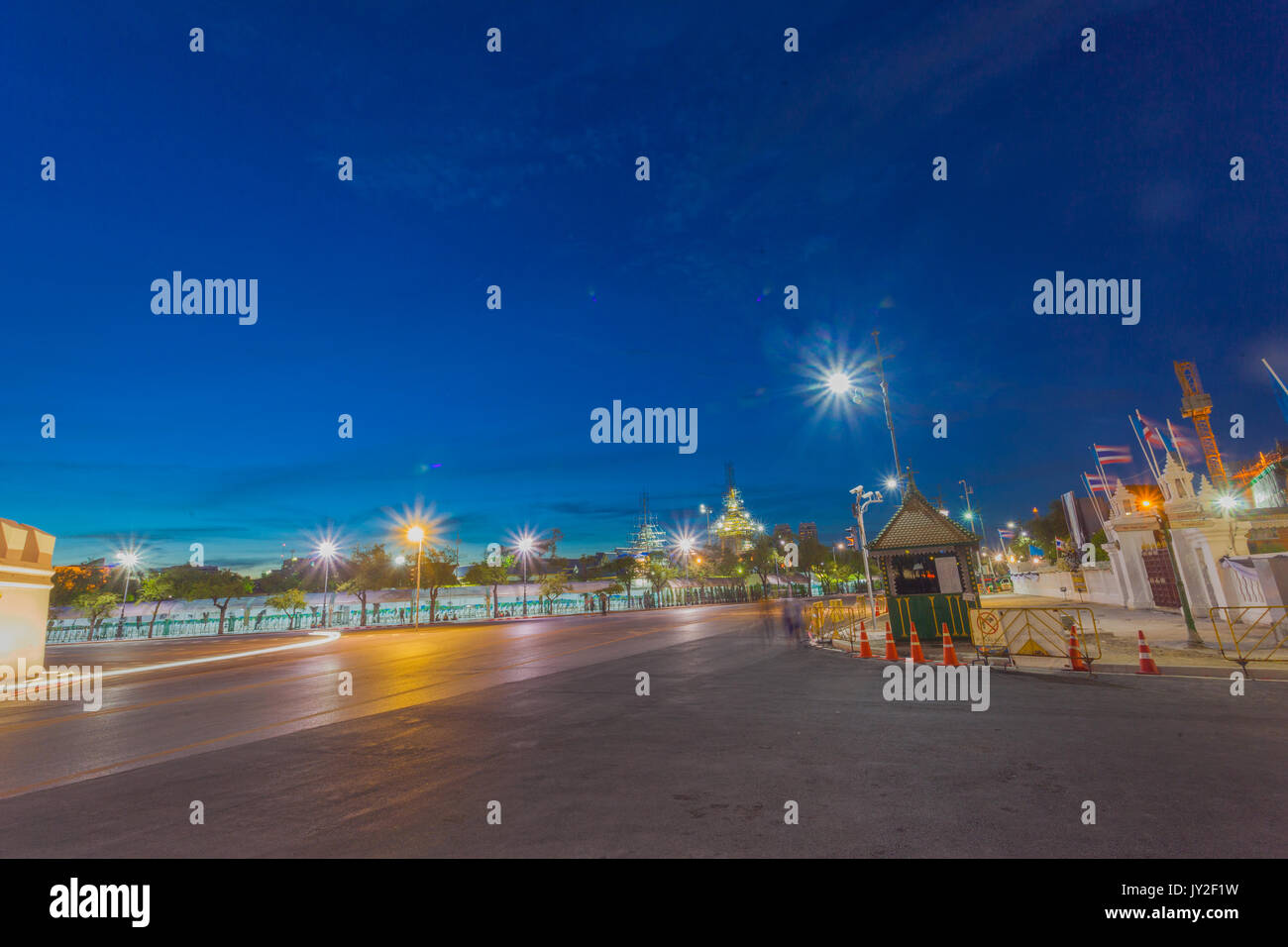 Gelber Himmel über Wat Pha Kaew. Der Tempel des Smaragd Buddha und Grand Palace. Lage der bleibt seine Majestät König Bhumibol Adulyadej Seine Majestät K Stockfoto