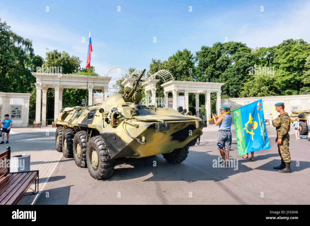 Moskau, Russische Föderation - August 2, 2017: Sokolniki Park, Tag der Seemänner der Marine mit einer militärischen amphibischen Tank für Touristen aussetzen Stockfoto