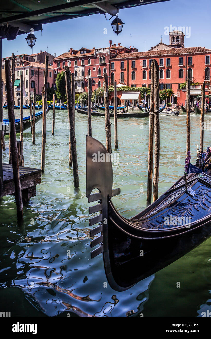 Grand Canal an einem Sommertag, festmacher Gondeln an berthes, Venedig, Italien Stockfoto