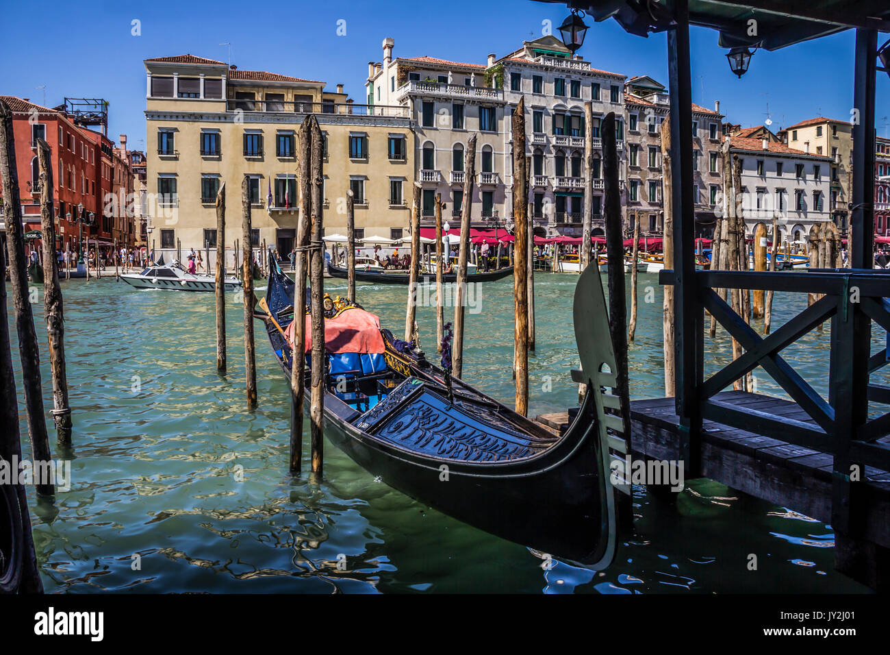 Grand Canal an einem Sommertag, festmacher Gondeln an berthes, Venedig, Italien Stockfoto