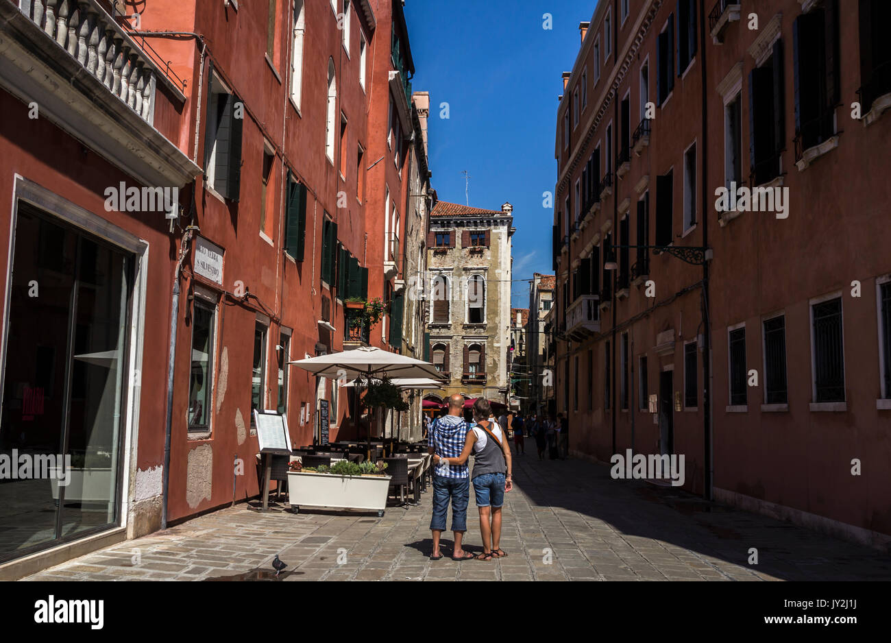 Venedig, Italien - 20 August 2015: Ein romantisches Paar der Touristen ist der Aufenthalt auf einem der venezianischen Gassen, Venedig, Italien Stockfoto