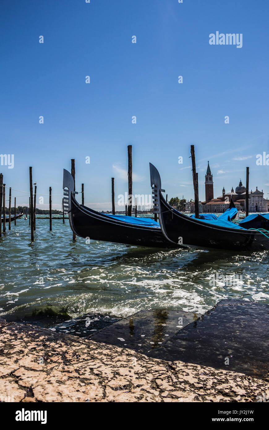 Gondeln und San Giorgio Maggiore, Blick von der Piazza San Marco in Venedig, Italien Stockfoto