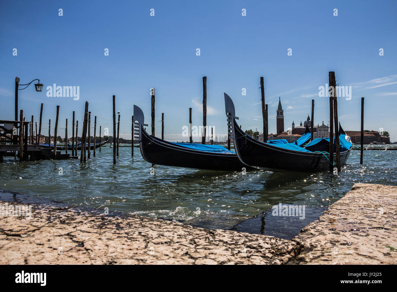 Gondeln und San Giorgio Maggiore, Blick von der Piazza San Marco in Venedig, Italien Stockfoto