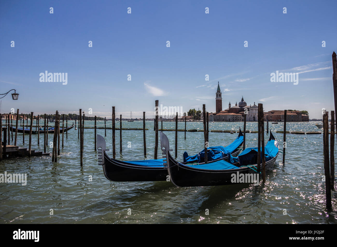Gondeln und San Giorgio Maggiore, Blick von der Piazza San Marco in Venedig, Italien Stockfoto