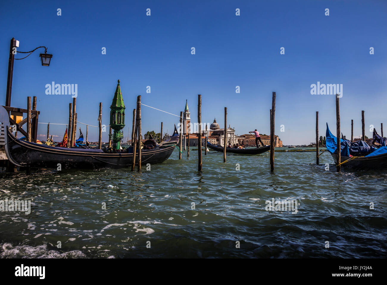 Gondeln und San Giorgio Maggiore, Blick von der Piazza San Marco in Venedig, Italien Stockfoto