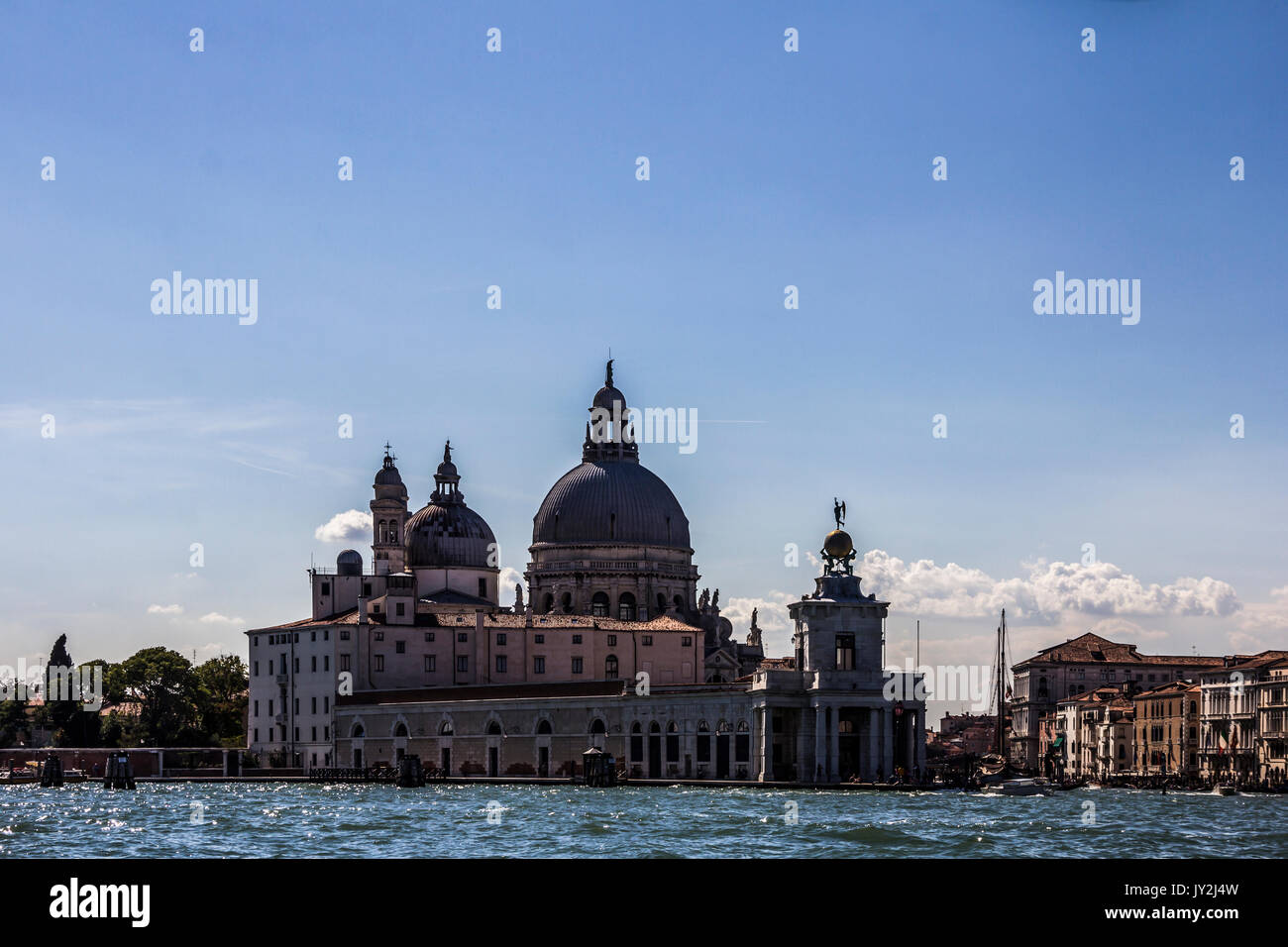 Grand Canal (Canal Grande) mit Basilika di Santa Maria della Salute in Venedig, Italien Stockfoto