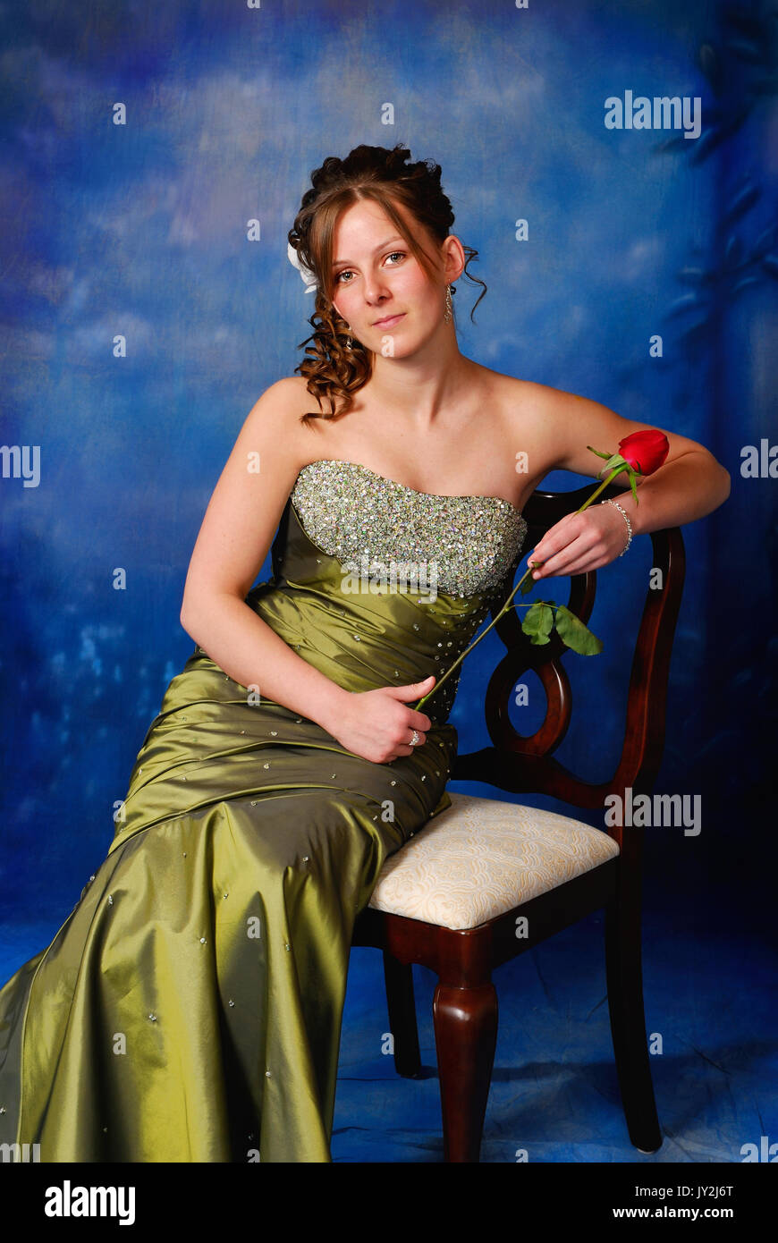 Portrat Einer Ziemlich High School Absolvent Im Ballkleid Stockfotografie Alamy