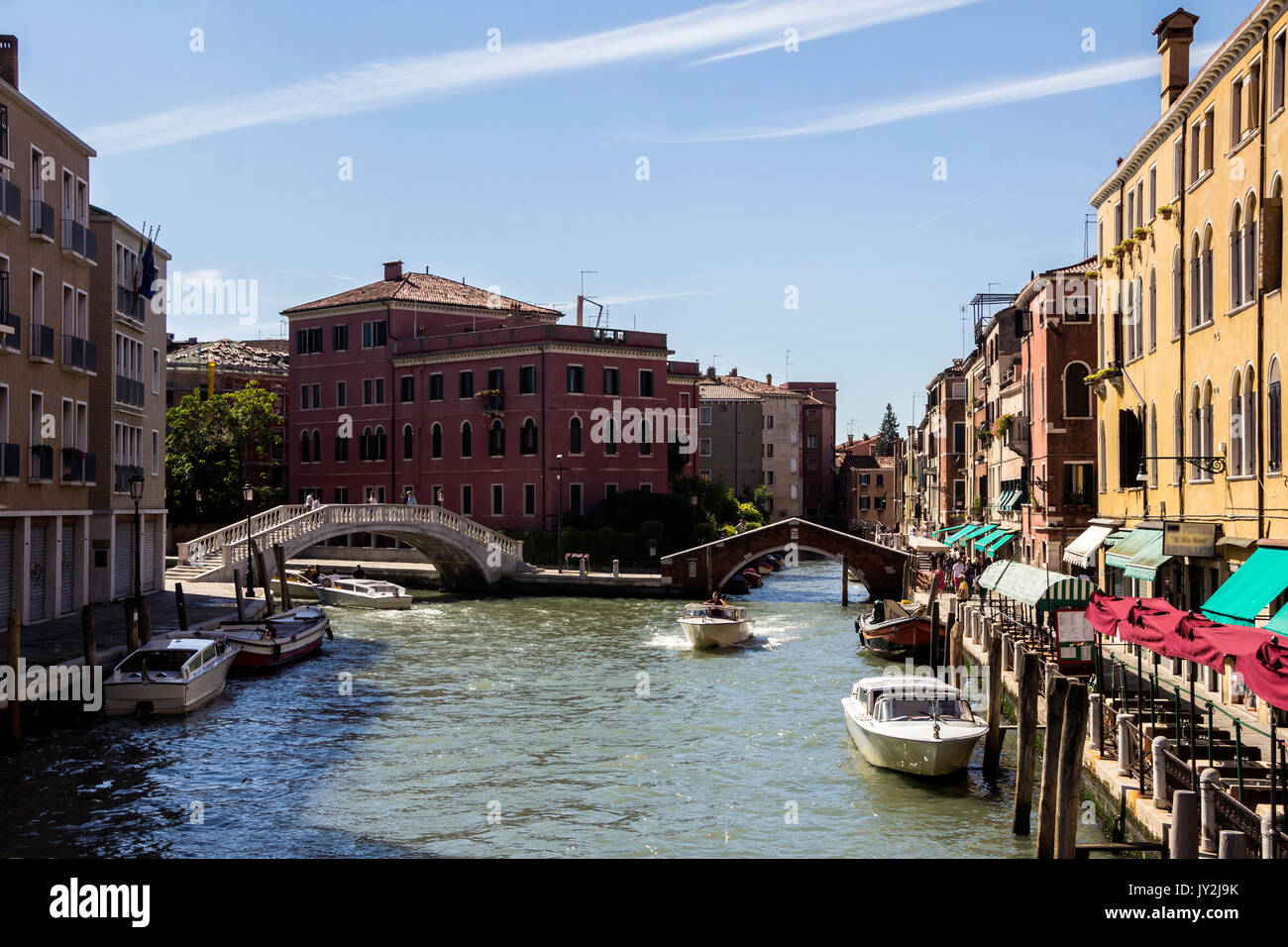 Mittelalterliche Architektur, Häuser, Brücken, Plätze und Boote auf dem Kanal - Straßen von Venedig, Italien Stockfoto