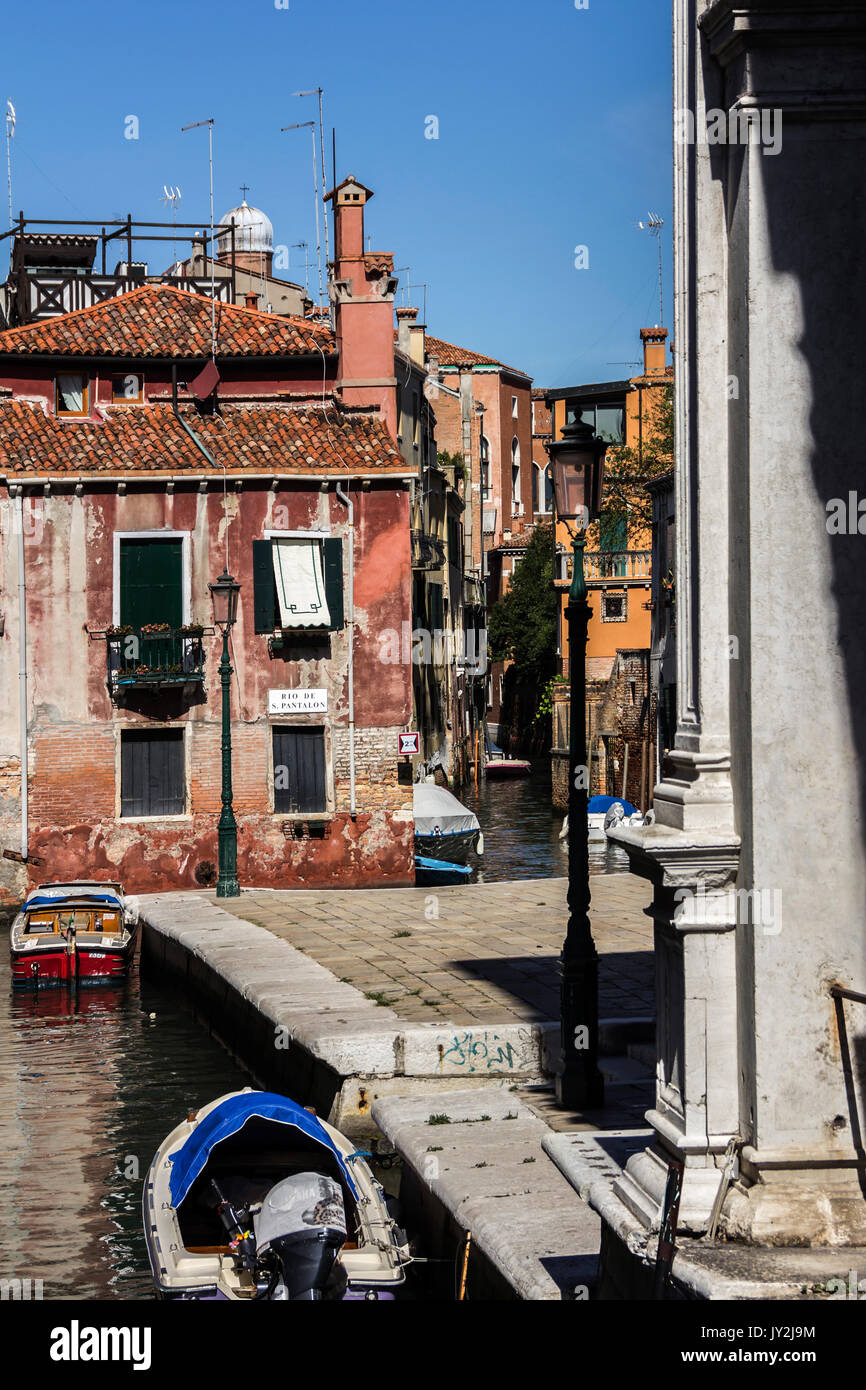 Mittelalterliche Architektur, Häuser, Brücken, Plätze und Boote auf dem Kanal - Straßen von Venedig, Italien Stockfoto