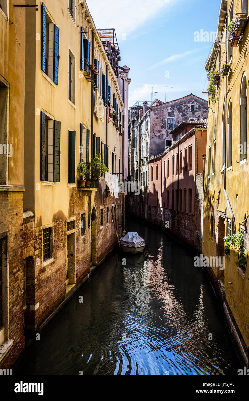 Mittelalterliche Architektur, Häuser, Brücken, Plätze und Boote auf dem Kanal - Straßen von Venedig, Italien Stockfoto