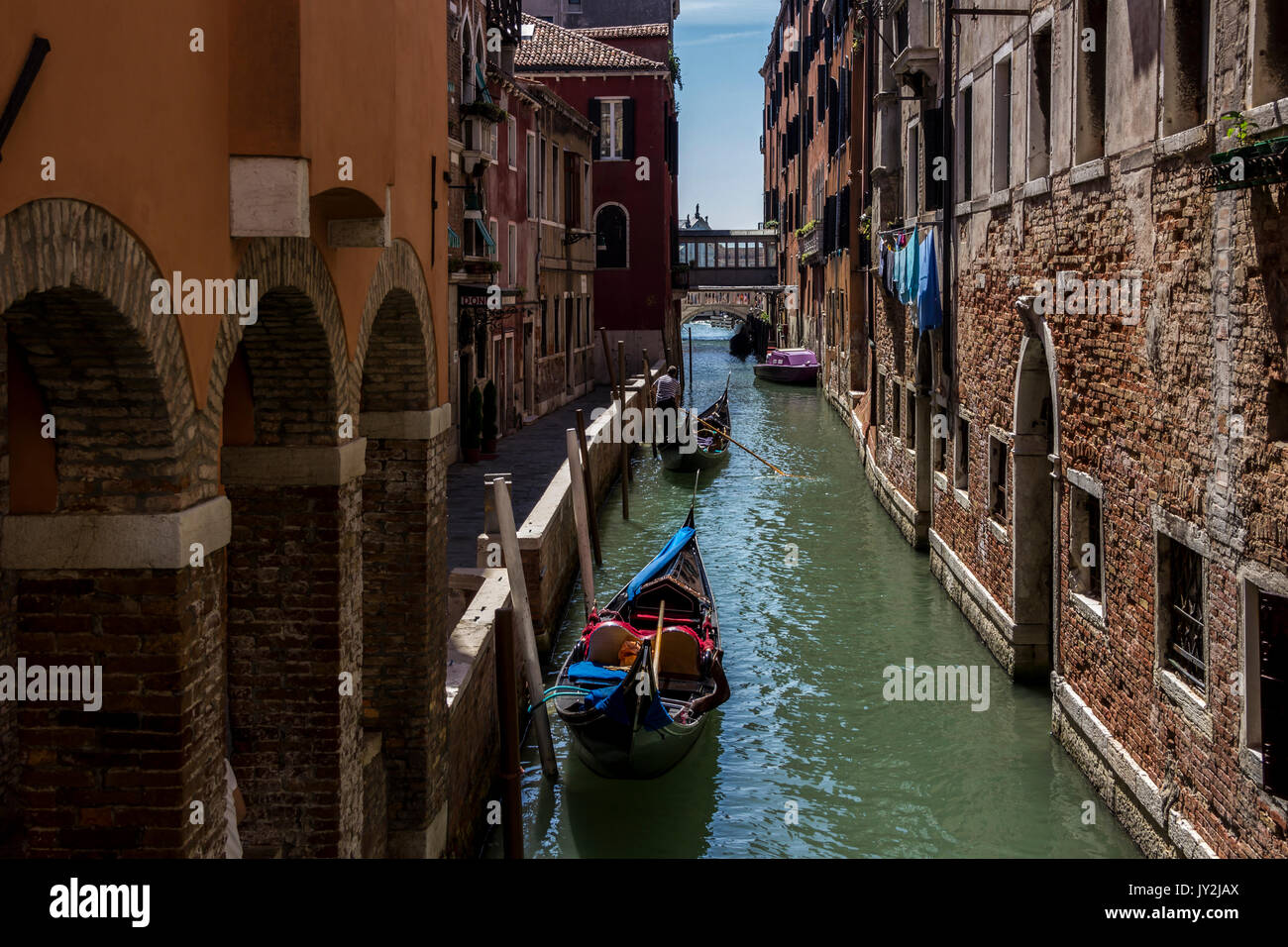 Mittelalterliche Architektur, Häuser, Brücken, Plätze und Boote auf dem Kanal - Straßen von Venedig, Italien Stockfoto