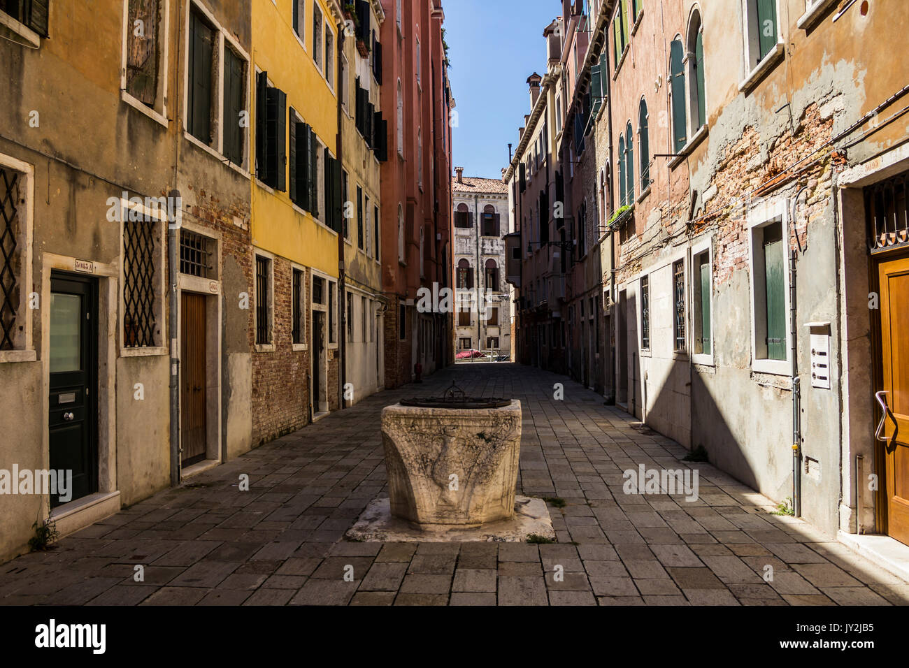 Antike Stadt gut. Mittelalterliche Architektur, Häuser, Brücken, Plätze und Boote auf dem Kanal - Straßen von Venedig, Italien Stockfoto