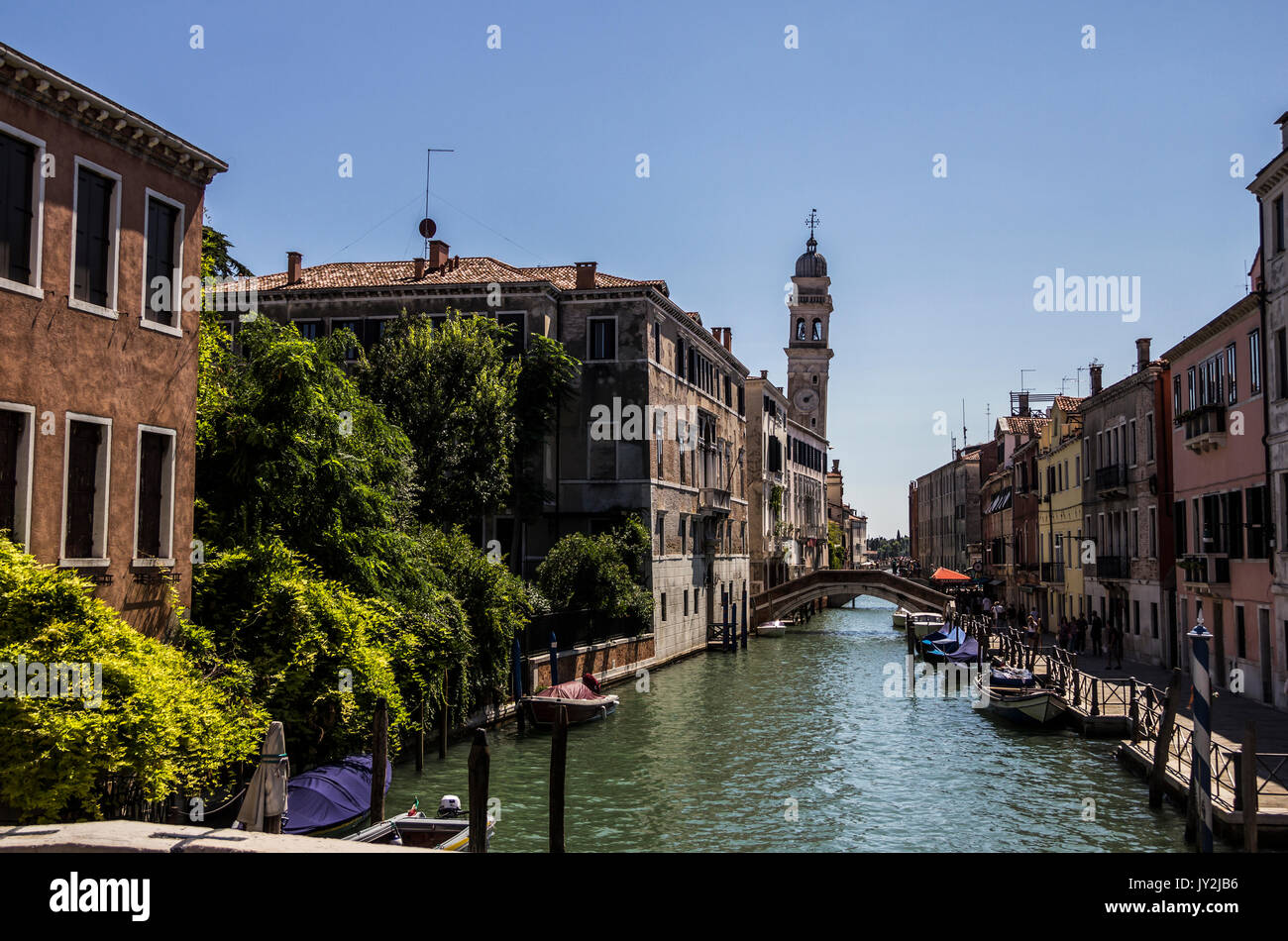 Mittelalterliche Architektur, Häuser, Brücken, Plätze und Boote auf dem Kanal - Straßen von Venedig, Italien Stockfoto