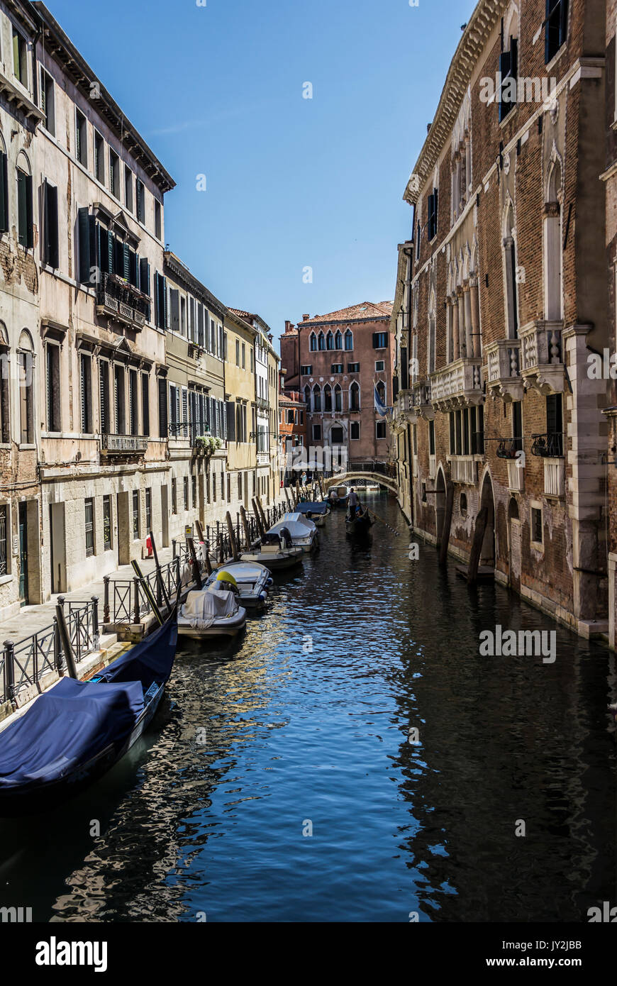 Mittelalterliche Architektur, Häuser, Brücken, Plätze und Boote auf dem Kanal - Straßen von Venedig, Italien Stockfoto
