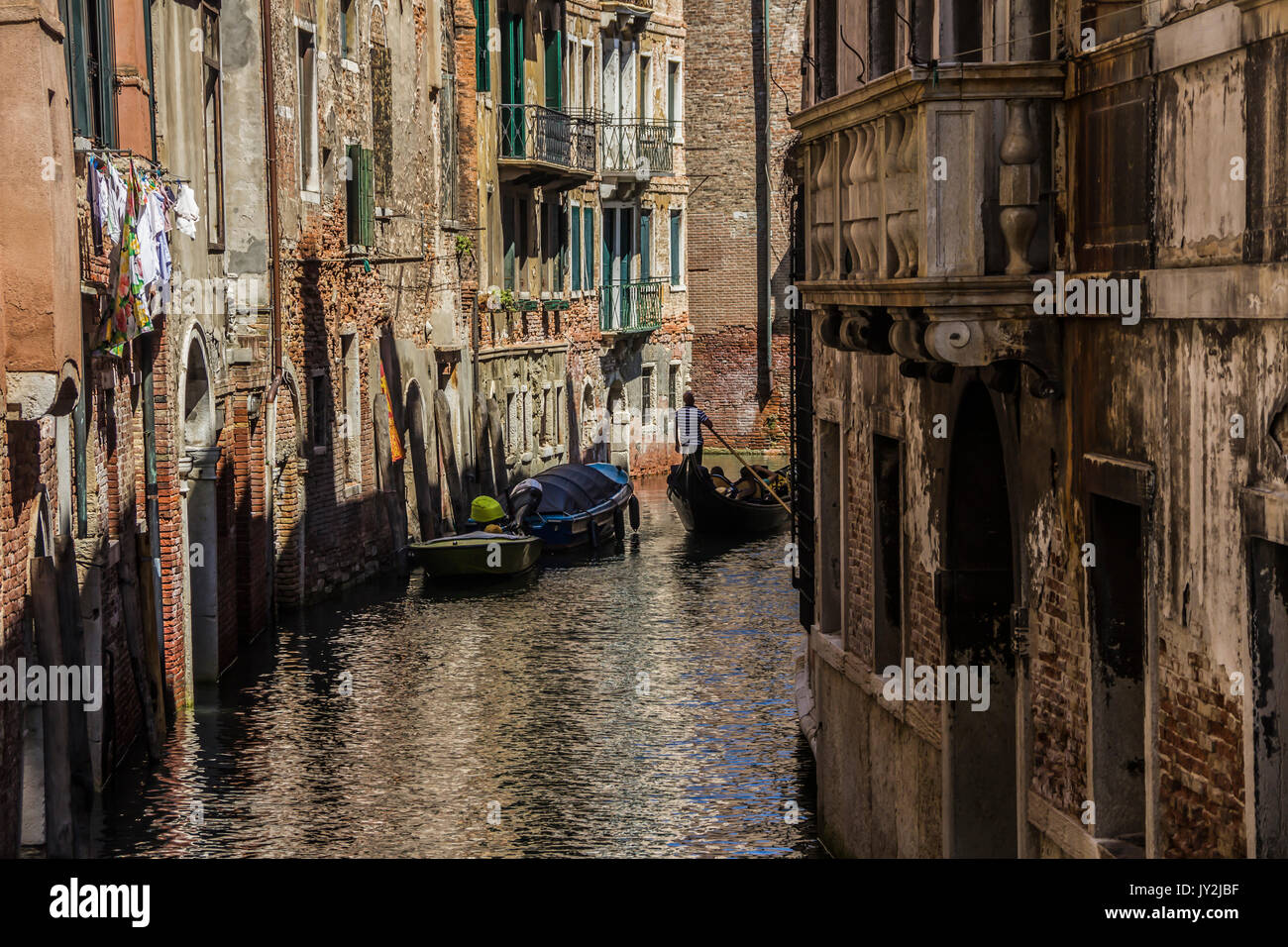 Mittelalterliche Architektur, Häuser, Brücken, Plätze und Boote auf dem Kanal - Straßen von Venedig, Italien Stockfoto