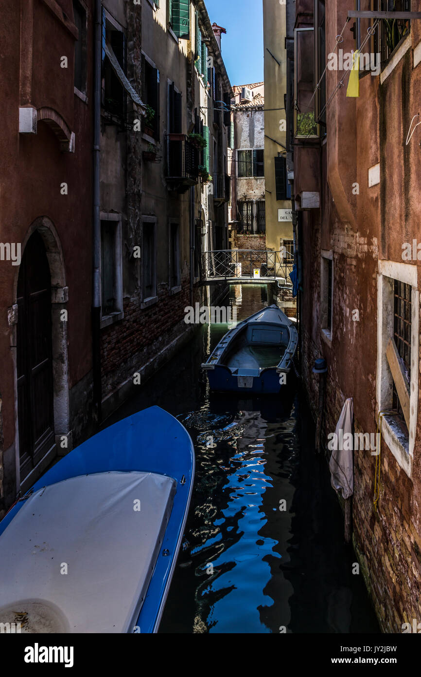 Mittelalterliche Architektur, Häuser, Brücken, Plätze und Boote auf dem Kanal - Straßen von Venedig, Italien Stockfoto