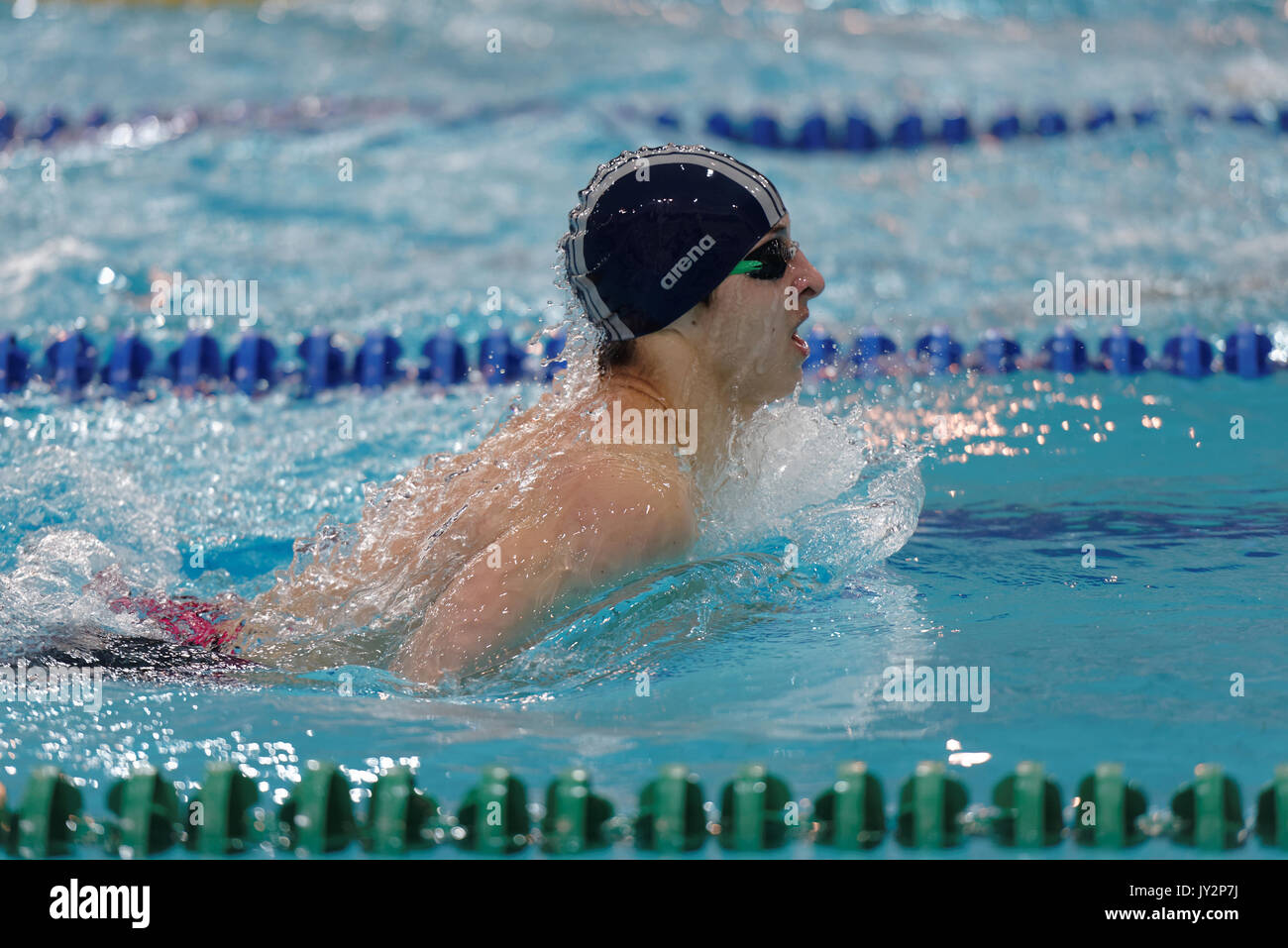 St. Petersburg, Russland - Dezember 16, 2016: Athlet konkurriert in 200m Medley schwimmen Konkurrenz während X Salnikov Cup. Athleten aus 6 Ländern par Stockfoto