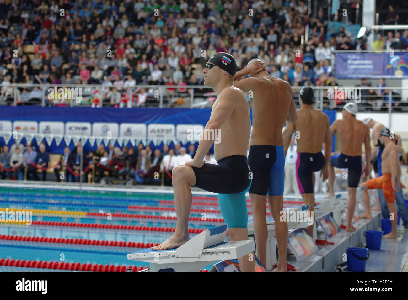 St. Petersburg, Russland - Dezember 16, 2016: Männer auf dem Beginn der 100 m Freistil schwimmen während X Vladimir Salnikov Cup. Athleten aus 6 Ländern par Stockfoto
