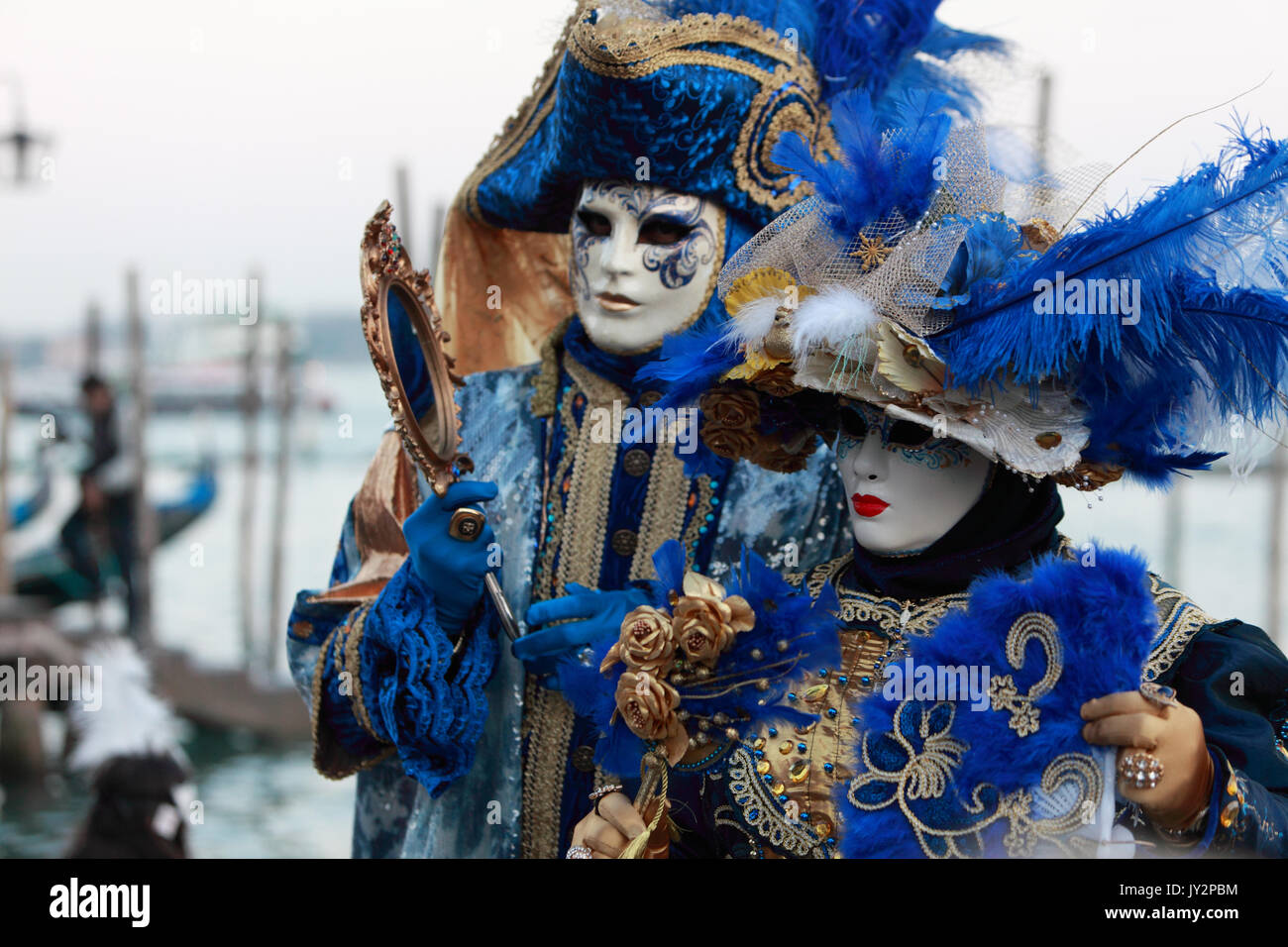 Venedig, Italien, 26. Februar 2011: Zwei Venezianische Masken in der Nähe der Port des Pagode in Piazza San Marco in Venedig im Karneval Tage posieren. Selektive Schwerpunkte Stockfoto