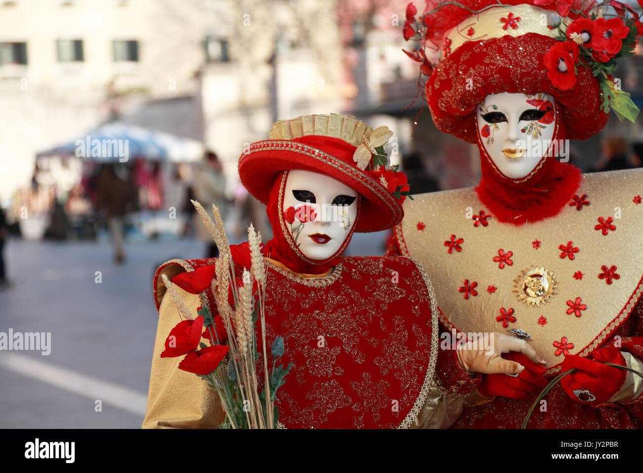 Venedig, Italien, 26. Februar 2011: Bild von zwei Akteure tragen bestimmte Kostüme und Masken im Karneval von Venedig Tage. Der Karneval von Venedig Stockfoto