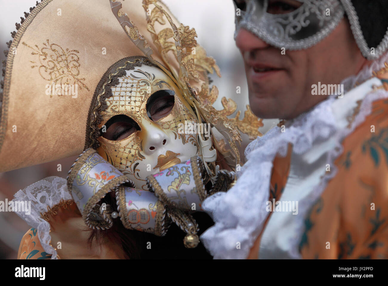 Venedig, Italien - Ferbruary 26 Th, 2011: Schließen Sie herauf Bild von zwei hellbraune Masken während der komputerhalle von Venedig der Karneval von Venedig ('Carnevale di Venezia Stockfoto