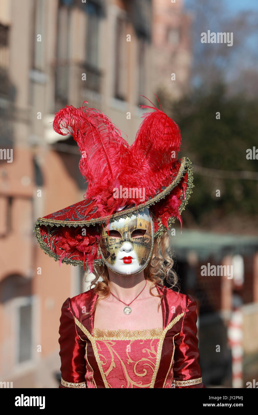 Venedig, Italien, 26. Februar 2011: Porträt einer Person tragen eine charakteristische Masken im Karneval von Venedig Nächte. Der Karneval von Venedig ('Carn Stockfoto