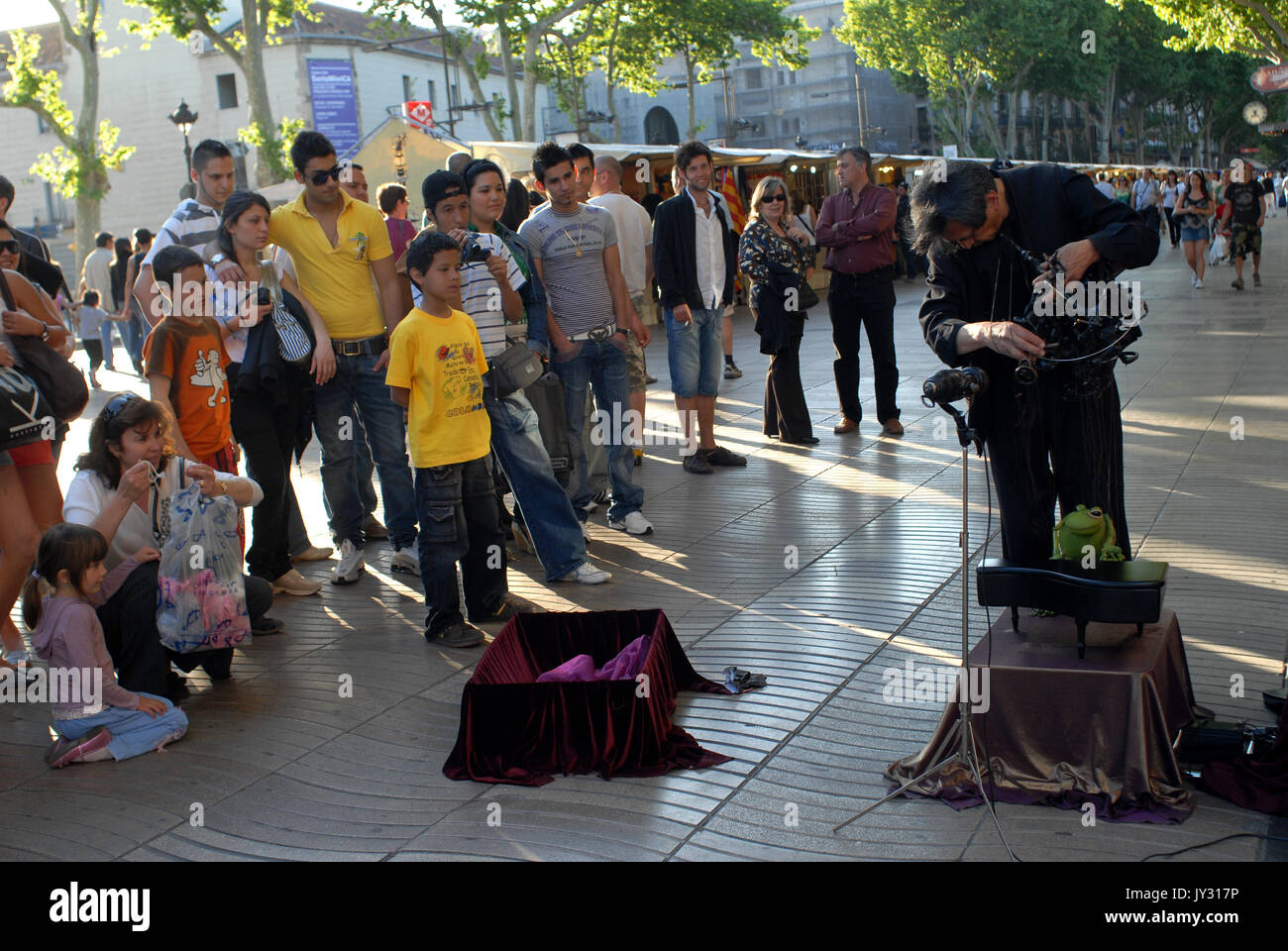 La Rana pianista (títere) de Inicio de las Ramblas. Mercadillo de artesanos al Fondo. Rambla de Santa Monica. Barcelona. Stockfoto