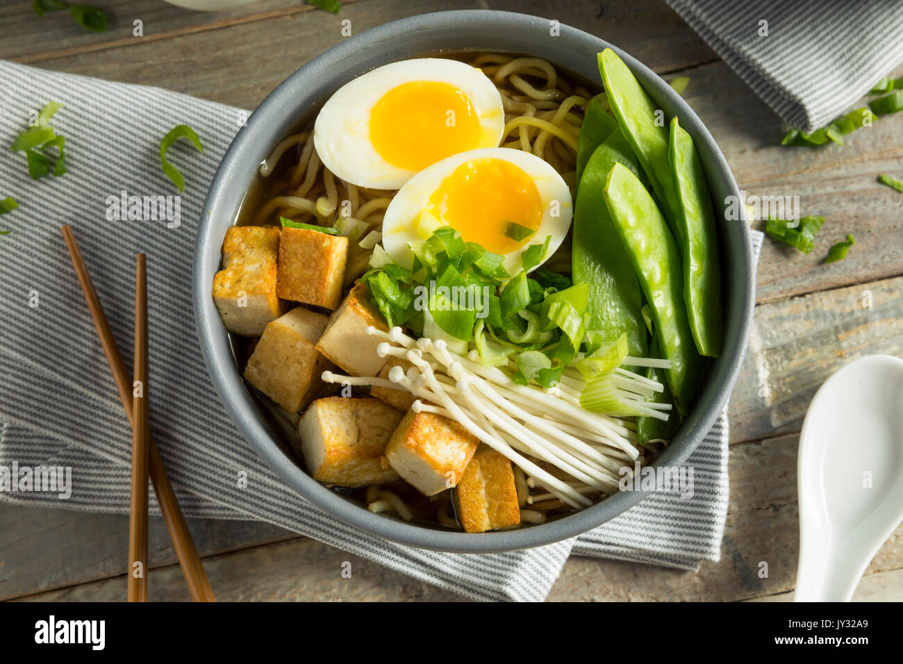 Hausgemachte japanische Vegan Tofu Ramen Nudeln mit Ei und Pilze ...