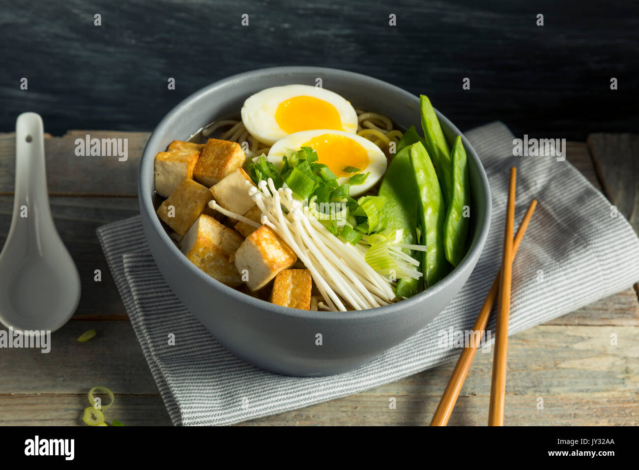 Hausgemachte japanische Vegan Tofu Ramen Nudeln mit Ei und Pilze Stockfoto