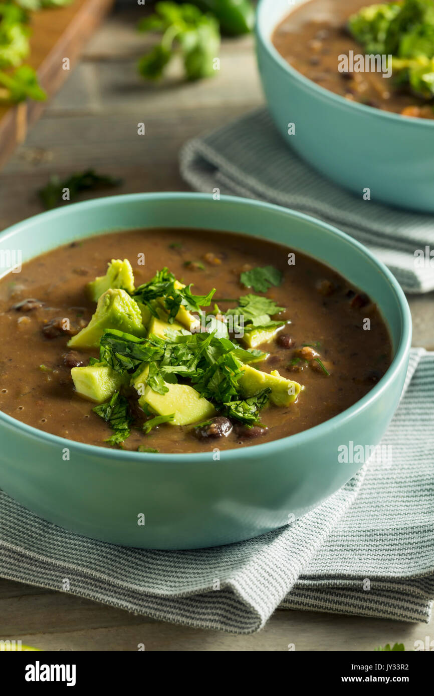 Frische hausgemachte schwarze Bohnensuppe mit Avocado und Koriander ...