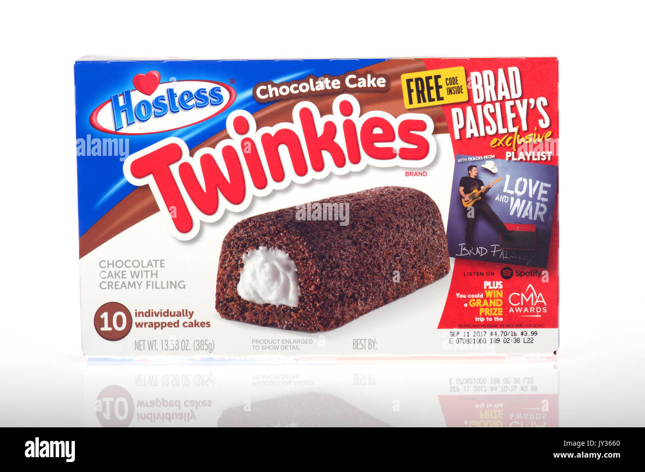 Ungeöffnete Verpackung von Schokolade Kuchen Vanillecreme gefüllt Hostess Twinkies auf weißem Hintergrund, Ausschnitt. USA Stockfoto