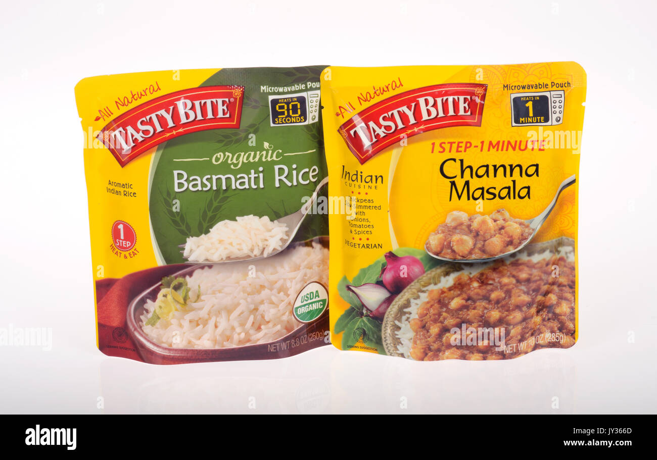 Ungeöffnete Pakete von Leckeres Essen zubereitete Lebensmittel bio Basmati Reis und channa Marsala auf weißem Hintergrund. USA Stockfoto