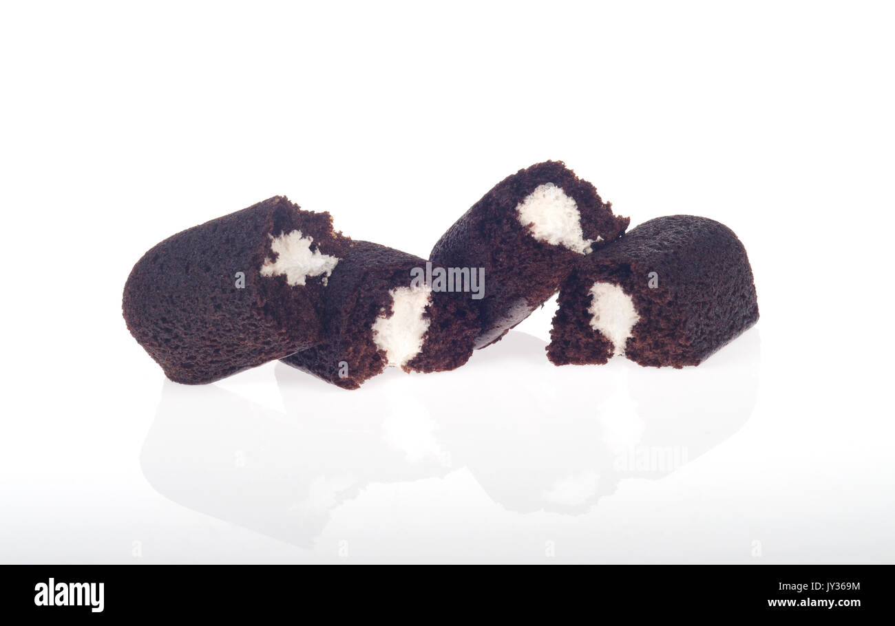 Schokolade Hostess Twinkies in der Hälfte mit Vanillecreme Füllung sichtbar auf weißem Hintergrund, isolieren. USA Stockfoto