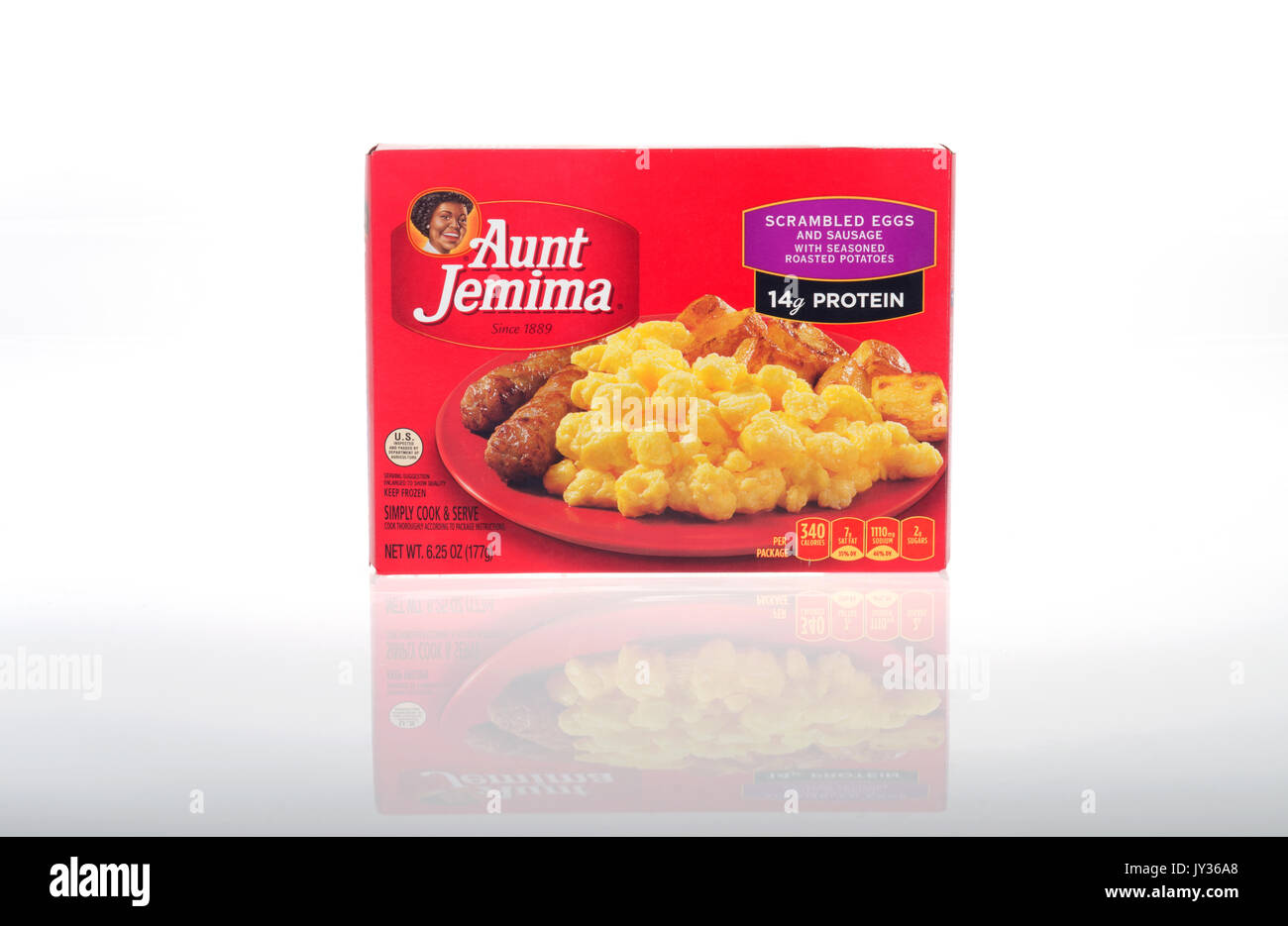 Ungeöffnete Verpackung von gefrorenem Aunt Jemima microwaveable Frühstück mit Rührei mit Wurst und geröstete Kartoffeln Frühstück auf weißem Hintergrund. USA Stockfoto