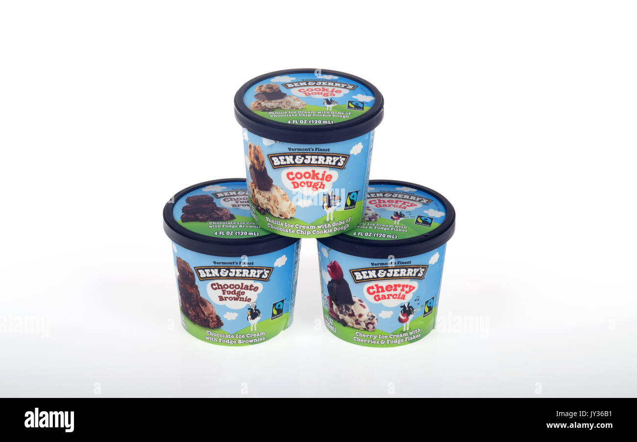 Töpfe von Ben & Jerry's Ice Cream auf weißem Hintergrund, isolieren. USA Stockfoto