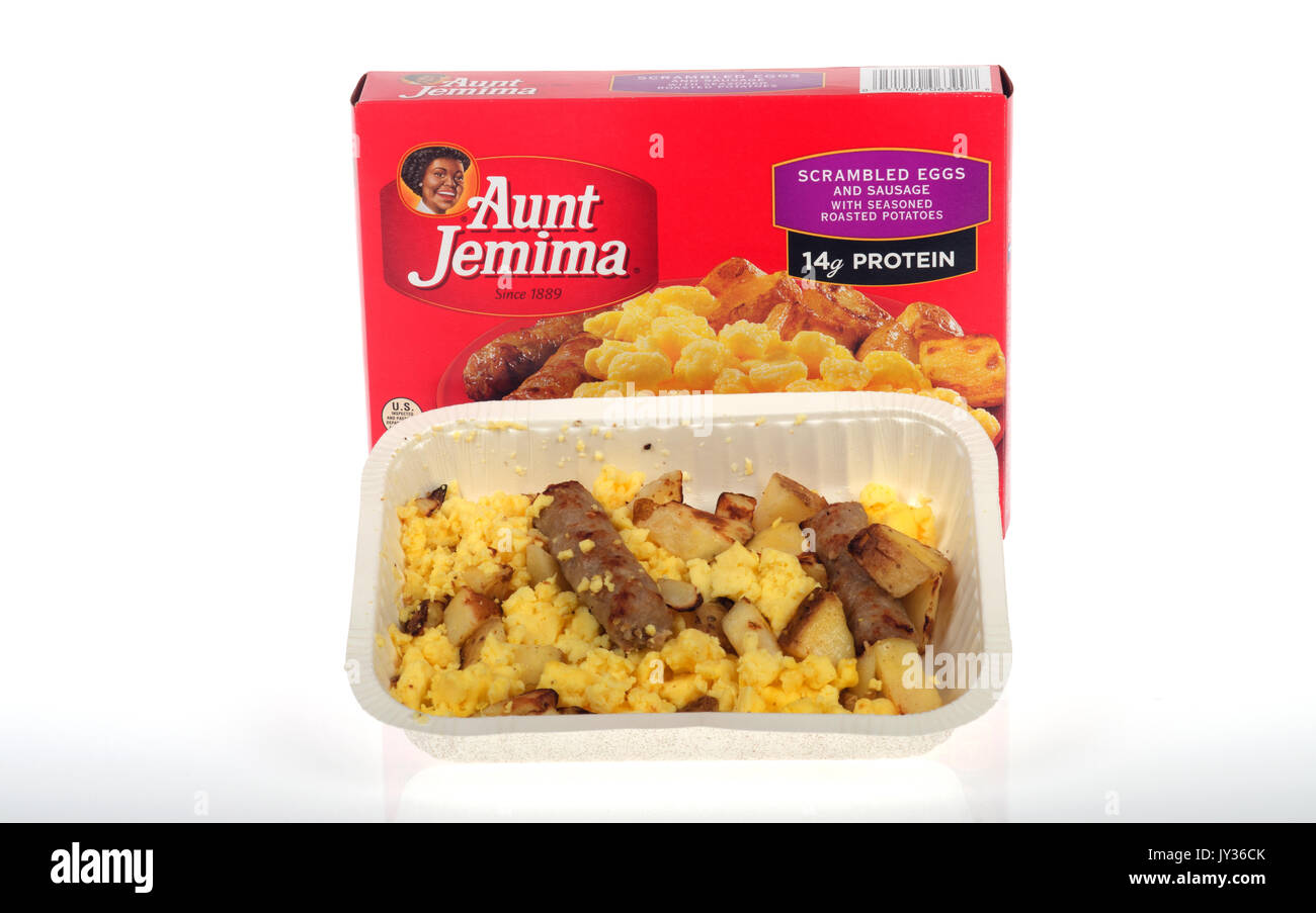 Fach der microwaved Aunt Jemima Frozen Frühstück mit Rührei, Würstchen und Bratkartoffeln mit Verpackung auf weißem Hintergrund. USA Stockfoto