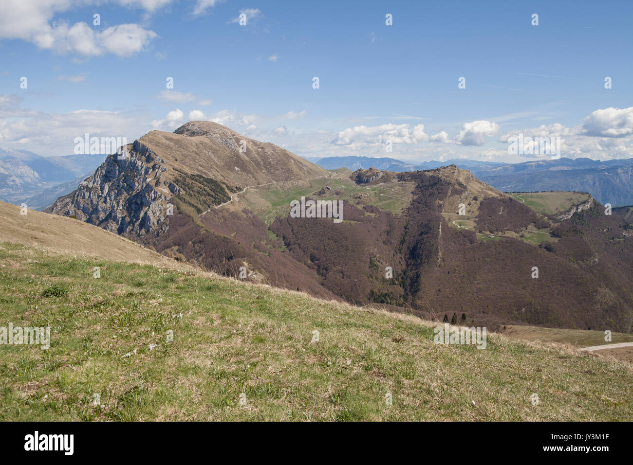 Blick vom Monte Baldo zu den umliegenden Hügeln Stockfoto