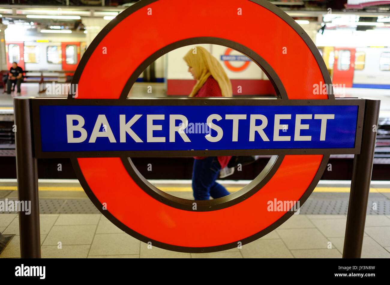 Eine britische Muslimin reist durch Baker Street Station, London Stockfoto
